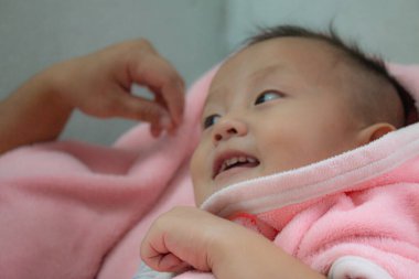 ASEAN Taylandlı çocuk gülümseyen bir yüz ve neşeli bir ruh haliyle uyur. Sağlık konsepti, sağlık sigortası, aile ilişkilerinin geliştirilmesi.