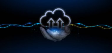 Koyu fütüristik arka planda veri yükleme, depolama, hesaplama ve dijital dönüşümü temsil eden yukarı doğru oklarla parlayan bulut simgesini tutan insan eli. Teknoloji, yenilik ve gelecek bilişim kavramı.