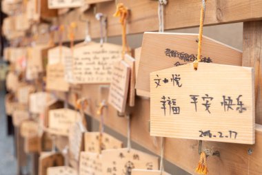 Tokyo ve Kyoto tapınağı turizmi için dua edin ve şans dileyin. İnancın ve Asya ruhani Budizm kültürünün sembolü. Geleceğe dair iyi bir şans umudu.