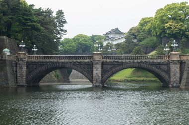 Japon Tokyo İmparatorluk Sarayı kale köprüsü. Yansıması Asya İmparatoru simgesi. Eski tarih mimarisi.