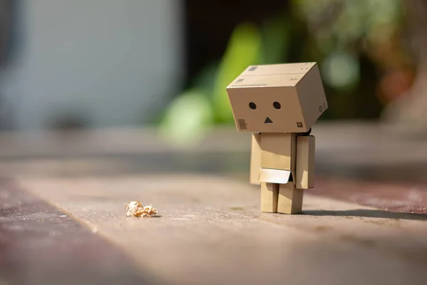 Kleine Holzspielzeug Roboter Danbo Einsam Isoliert Allein Traurigen Charakter Holzboden — Stockfoto