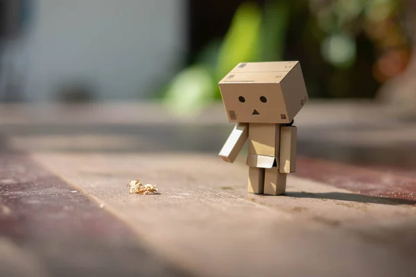 小木制玩具机器人孤独孤独孤独孤独孤独孤独悲伤的性格 木地板户外卡通盒动画快乐的艺术理念自然夏天 棕色娃娃可爱的心情面对寂寞多彩的假期 — 图库照片