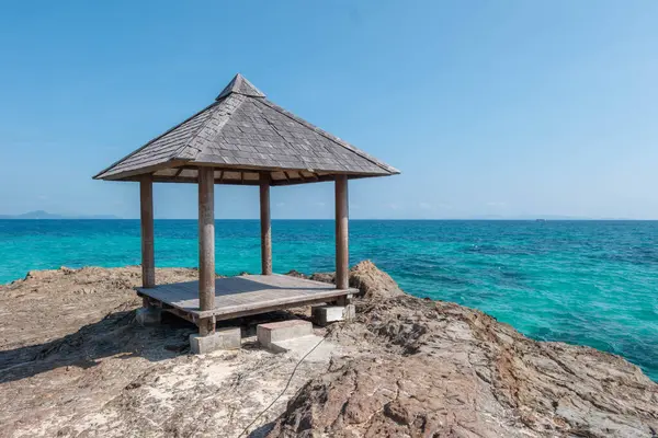 Bela Paisagem Pavilhão Costa Rochosa Com Mar Azul Oceano Água — Fotografia de Stock