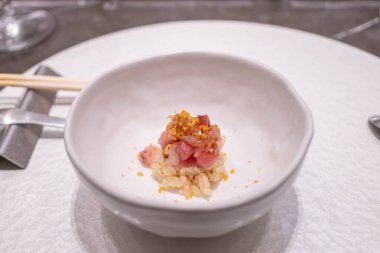 Lezzetli suşi ve Japon yemeği tabakta, yemek, Omakase Japon hammaddesi ton balığı, deniz ürünleri restoranı sağlıklı geleneksel Japon yemeği taze gurme, mutfak yemeği ve içecek.