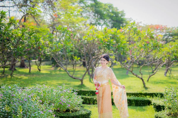 Tradycyjny Tajski Kostium Piękna Kobieta Chodzić Ogrodzie — Zdjęcie stockowe