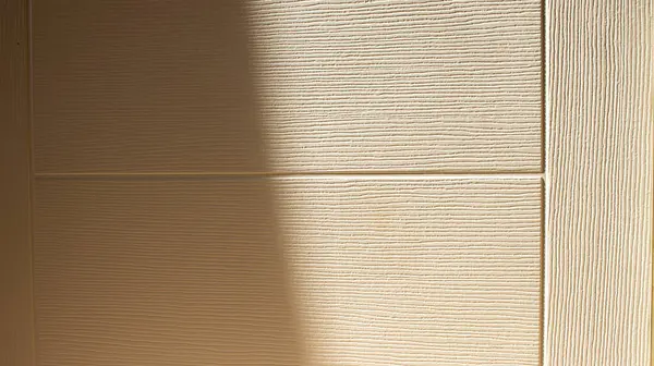 Крупный План Двери Отеля Белыми Узорами Отбрасывающими Тень Дневном Свете — стоковое фото