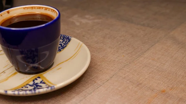Eine Helle Graue Kaffeetasse Gefüllt Mit Schaumigem Kaffee Hintergrund Eine — Stockfoto
