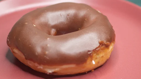 Ein Frischer Donut Mit Einem Loch Der Mitte Und Schokoladensauce — Stockfoto