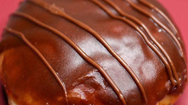 Свіжий Пончик Шоколадним Соусом Зверху Лінії Шоколадного Соусу Стиснуті Над — стокове фото