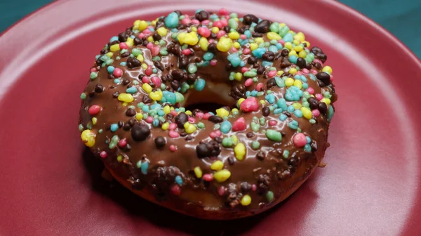 Ein Mit Frischer Schokolade Überzogener Donut Mit Großen Bunten Knallbonbons — Stockfoto