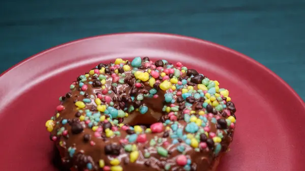 Donut Cubierto Salsa Chocolate Fresco Con Grandes Caramelos Coloridos Servidos — Foto de Stock