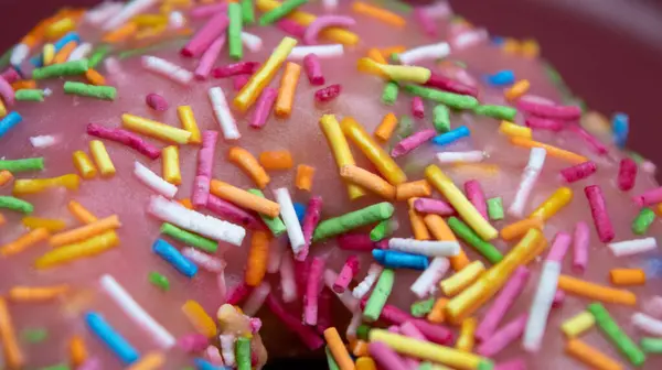 Ein Rosafarbener Donut Mit Soße Und Bunten Streusel Darauf Platziert — Stockfoto