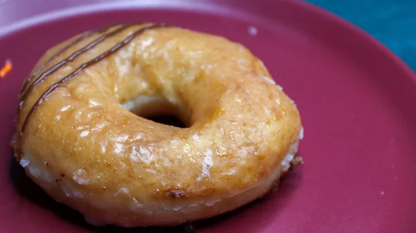 Donut Fresco Con Salsa Caramelo Rociado Encima Azúcar Polvo Servido — Foto de Stock