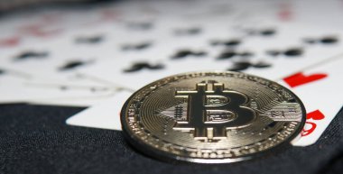 fiziksel bitcoin ve oyun kartları