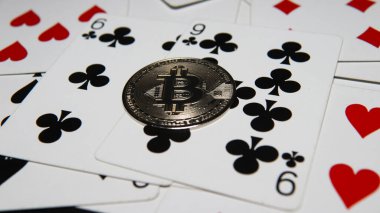 fiziksel bitcoin ve oyun kartları