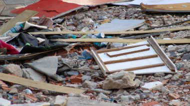 Bina depremde hasar gördü