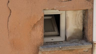 Bina depremde hasar gördü