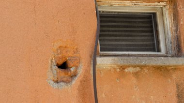 Bina depremde hasar gördü