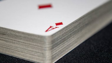 açık siyah arkaplan ile yüksek ışık altında kart koleksiyonu