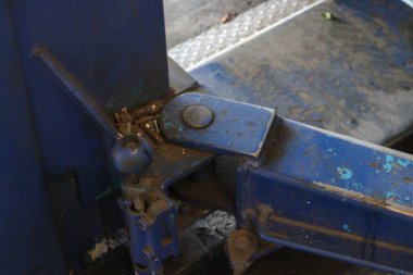 Kullanılmaya uygun olmayan eski ve yıpranmış otomotiv parçaları endüstriyel bir ortamda bulundu.