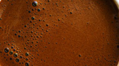 Bol köpüklü Türk kahvesi, makro yakın plan çekimde yakalanmış..