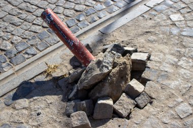 Deprem nedeniyle çelik direkler yerinden oynamış ve yerinden oynamıştı..