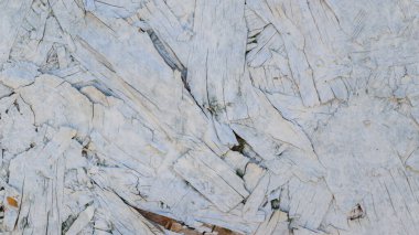 Güpegündüz hasarlı beyaz duvarlar