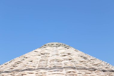 Sahilde renkli saman şemsiyeler