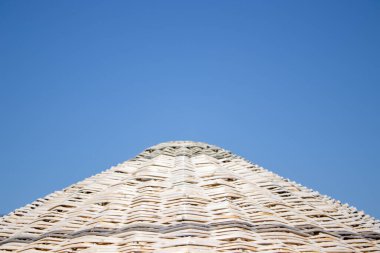 Sahilde renkli saman şemsiyeler