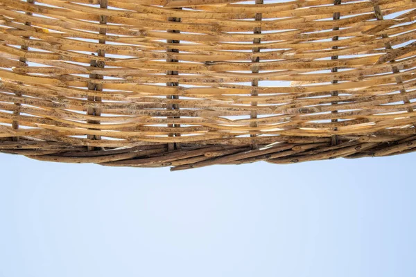 Blue Sky Beach Umbrella Made Straw Seashore Daylight — Stock Photo, Image