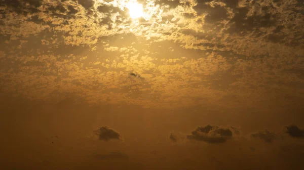 Zbliżenie Sylwetki Osoby Obok Słupa Zachmurzonym Zachodzie Słońca — Zdjęcie stockowe
