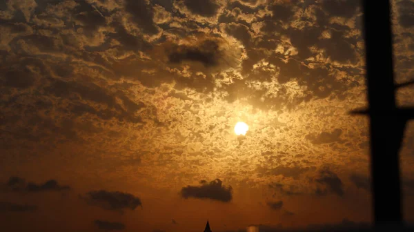 Bulutlu Bir Gün Batımında Bir Direğin Yanında Bir Insanın Siluetinin — Stok fotoğraf