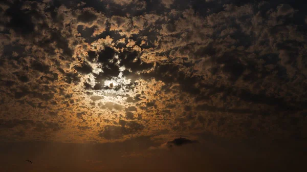 Bulutlu Bir Günde Gün Batımında Sinematik Bir Çekim — Stok fotoğraf