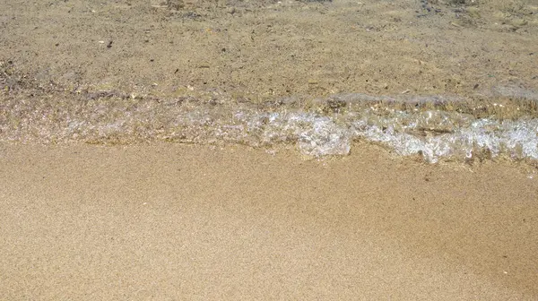 晴れた天気でビーチに衝突する海の波 — ストック写真