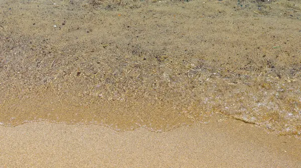 Морские Волны Ударяющие Пляжу Солнечную Погоду — стоковое фото