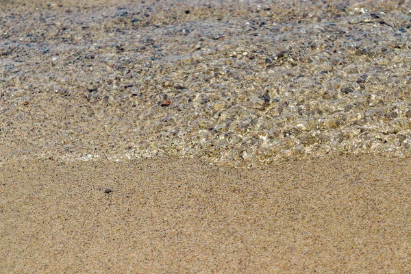 Havsvågor Som Träffar Stranden Soligt Väder — Stockfoto