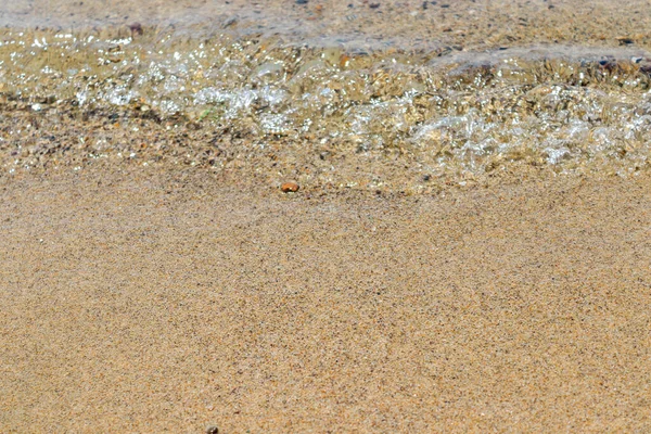 Θαλάσσια Κύματα Χτυπούν Την Παραλία Ηλιόλουστο Καιρό — Φωτογραφία Αρχείου