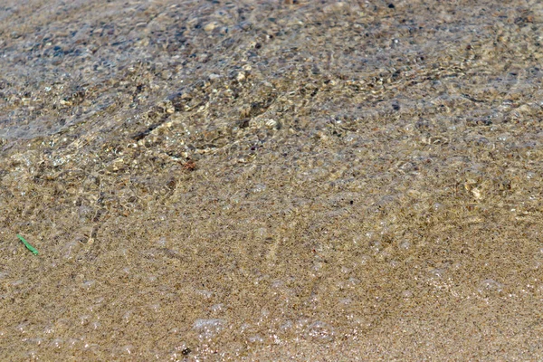 Havsvågor Som Träffar Stranden Soligt Väder — Stockfoto