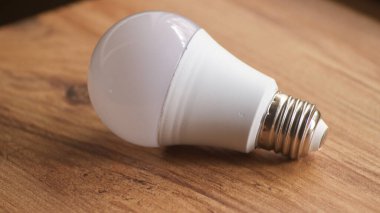 Ahşap masada beyaz ampul