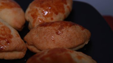 Üzerinde pudra şekeri olan taze un kurabiyesinin yakın çekimi.