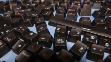 rgb mekanik klavye ve fare altlığı üzerindeki tamir ekipmanları bol ışık altında