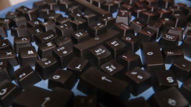 rgb mekanik klavye ve fare altlığı üzerindeki tamir ekipmanları bol ışık altında