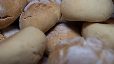 Üzerinde pudra şekeri olan taze un kurabiyesinin yakın çekimi.