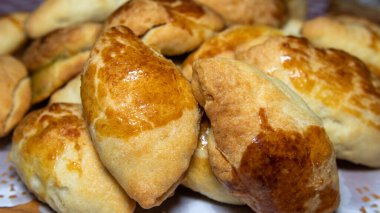 Üzerinde pudra şekeri olan taze un kurabiyesinin yakın çekimi.