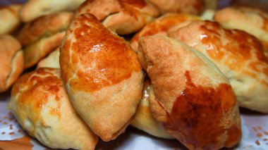 Üzerinde pudra şekeri olan taze un kurabiyesinin yakın çekimi.