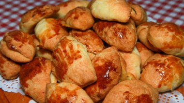 Üzerinde pudra şekeri olan taze un kurabiyesinin yakın çekimi.