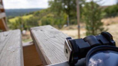 Mavi gökyüzündeki beyaz bulutlar gündüz gözüyle makro merceğe yansıyor.