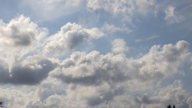 Gökyüzündeki beyaz bulutlar, sanat eseri gibi alındı, gün ışığında.