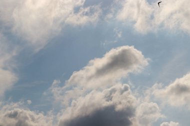 Gökyüzündeki beyaz bulutlar, sanat eseri gibi alındı, gün ışığında.