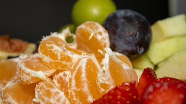 Canlı renklerde taze meyvelerden oluşan tasarım meyve tabağı.